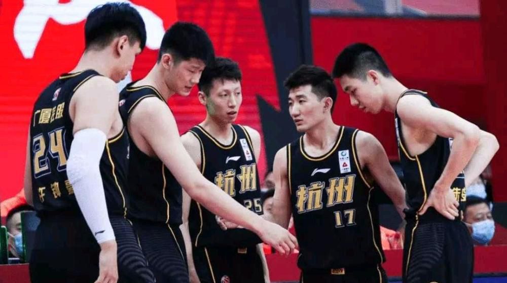 据知名记者罗马诺和迪马济奥透露，奥斯梅恩已经与那不勒斯续约至2026年。